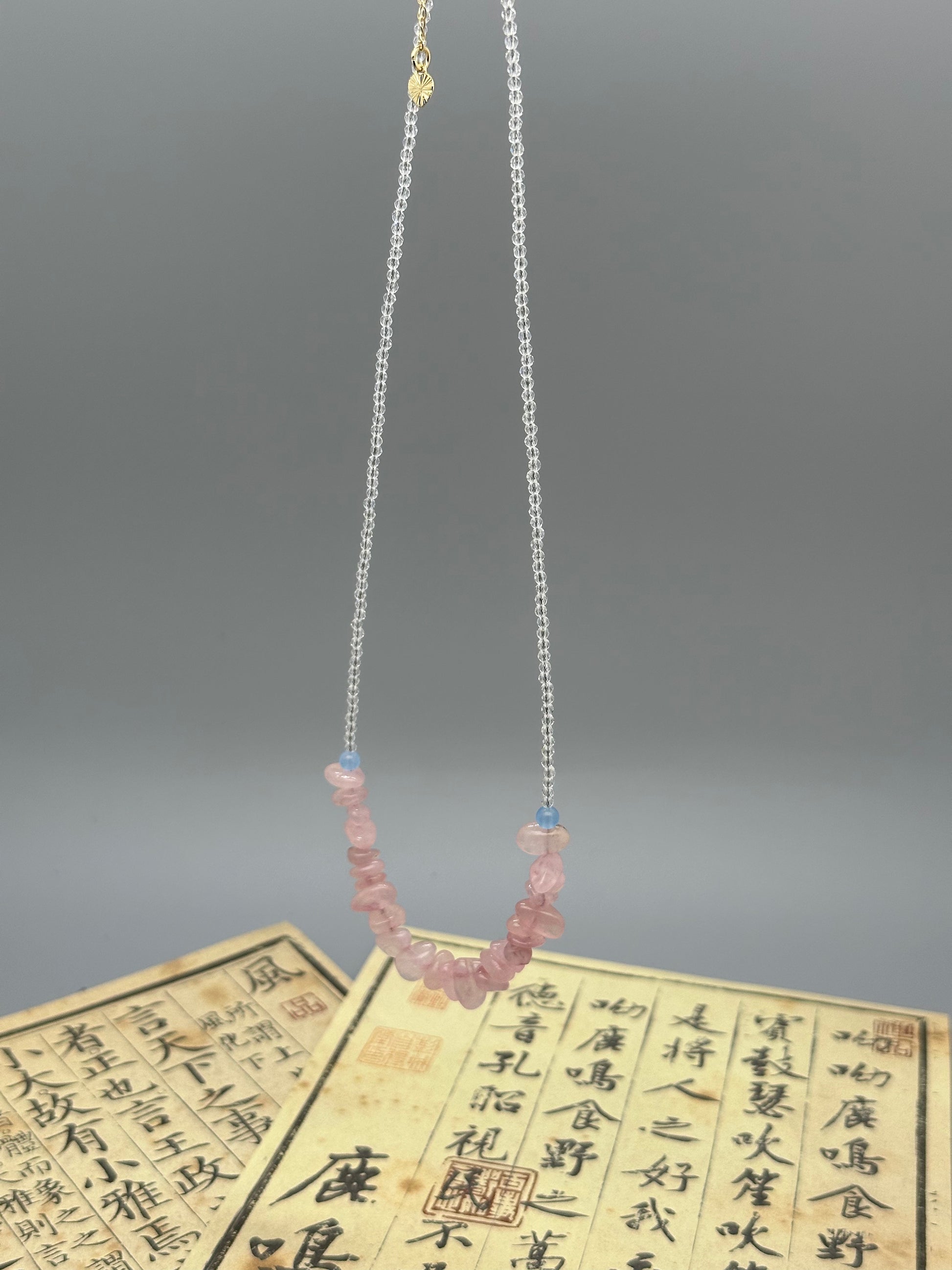 Zarte Kristallkette mit Rosenquarz & Chalcedon – handgefertigter Schmuck für Herz & Seele