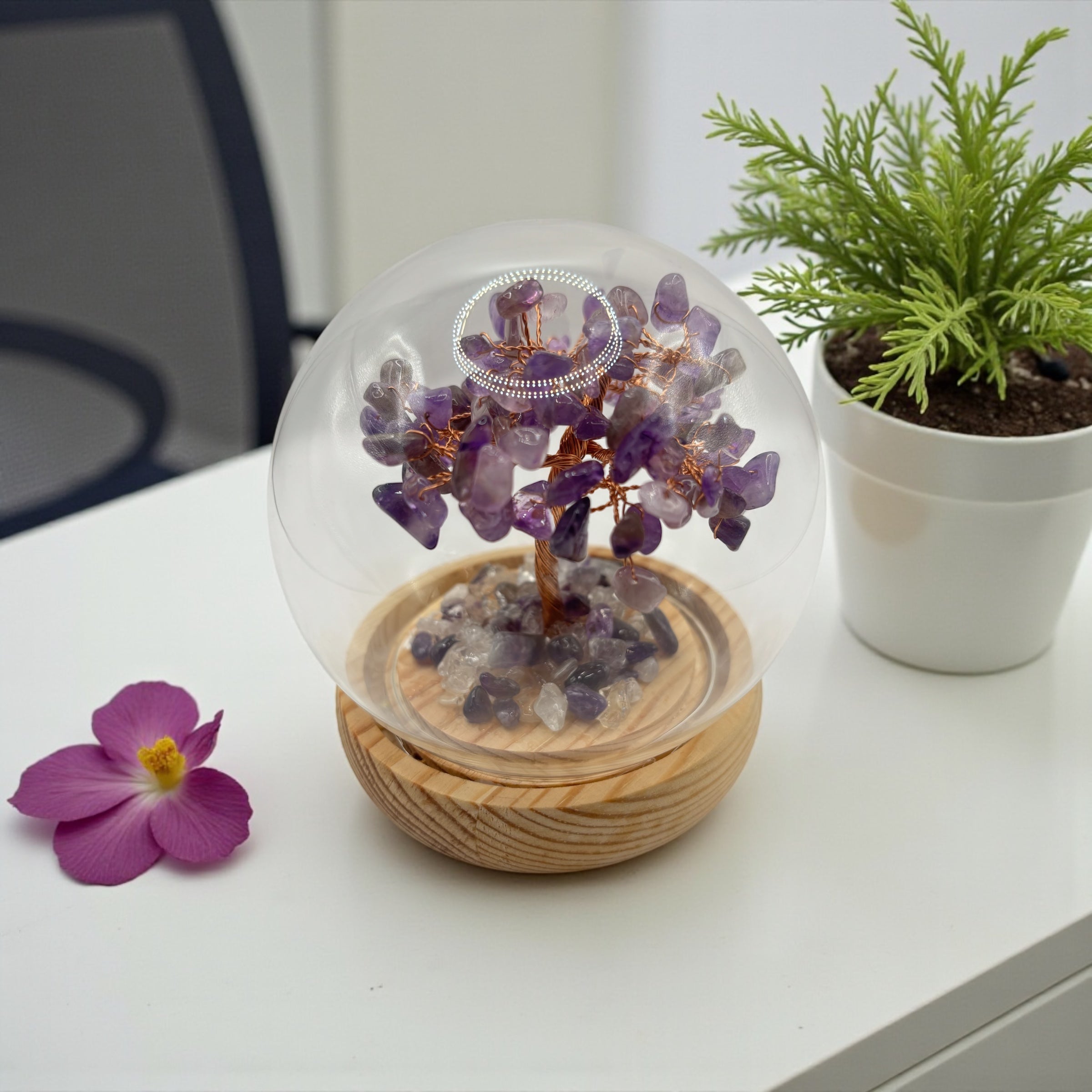 Leuchtender Glücksbringer: Kristall-Geldbaum in eleganter Glaskugel