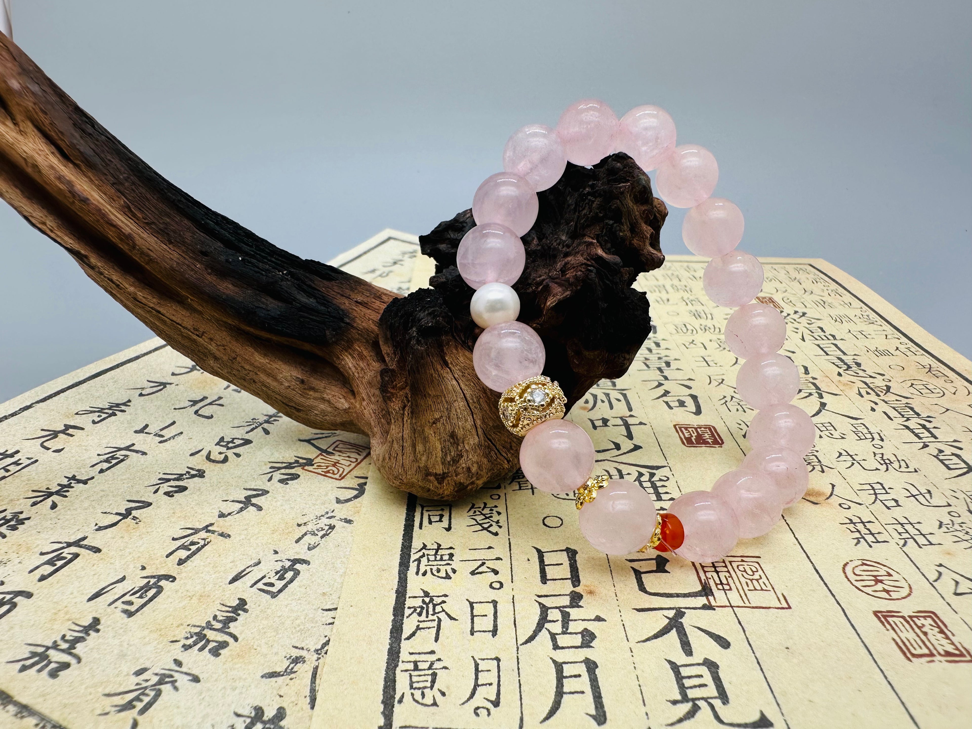 Rosa Quarz Armband mit Zuchtperle – Sanfte Energie & Zeitlose Eleganz