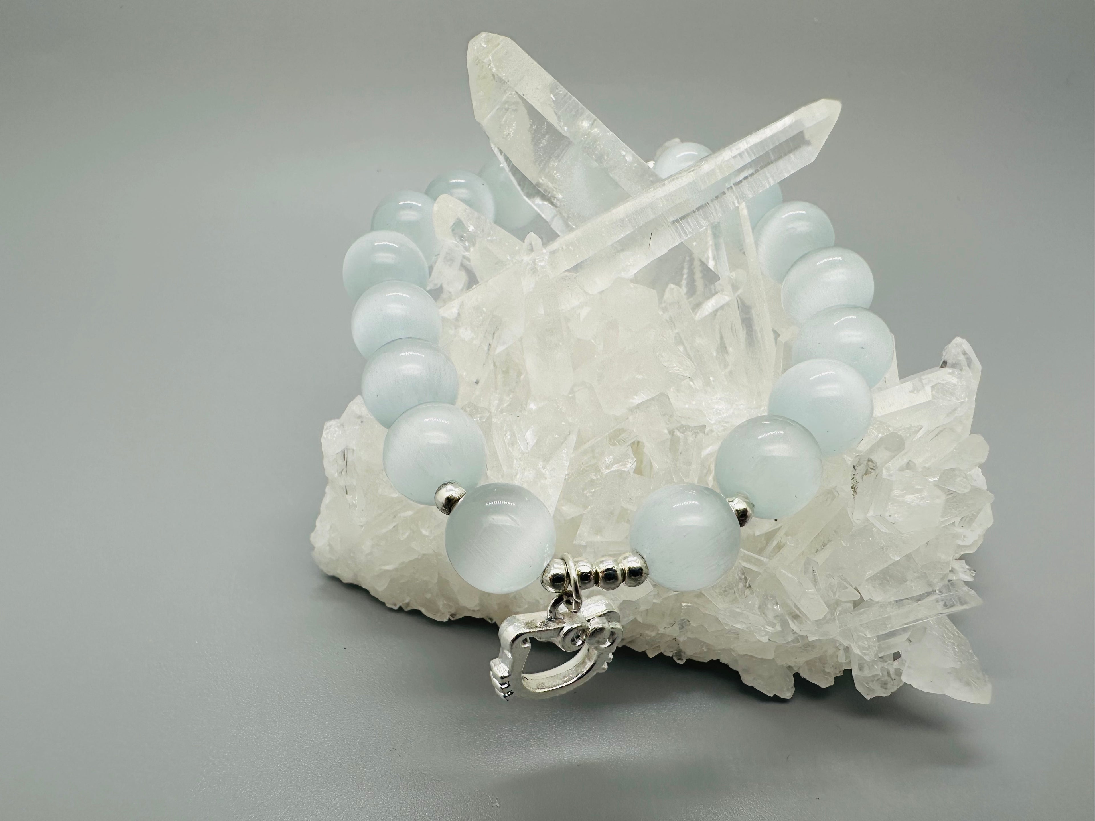 White Cat Eye Stone Armband mit Kitten-Anhänger