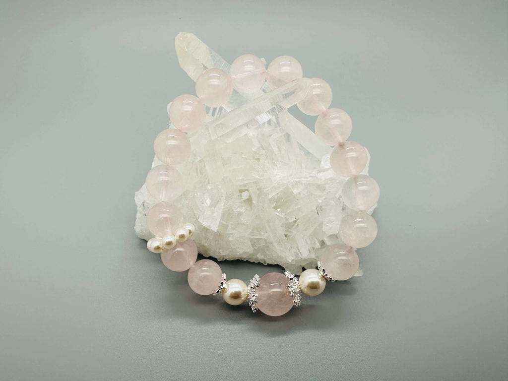 Armband aus Rosenquarz und Zuchtperlen – Zeitlose Liebe und Eleganz