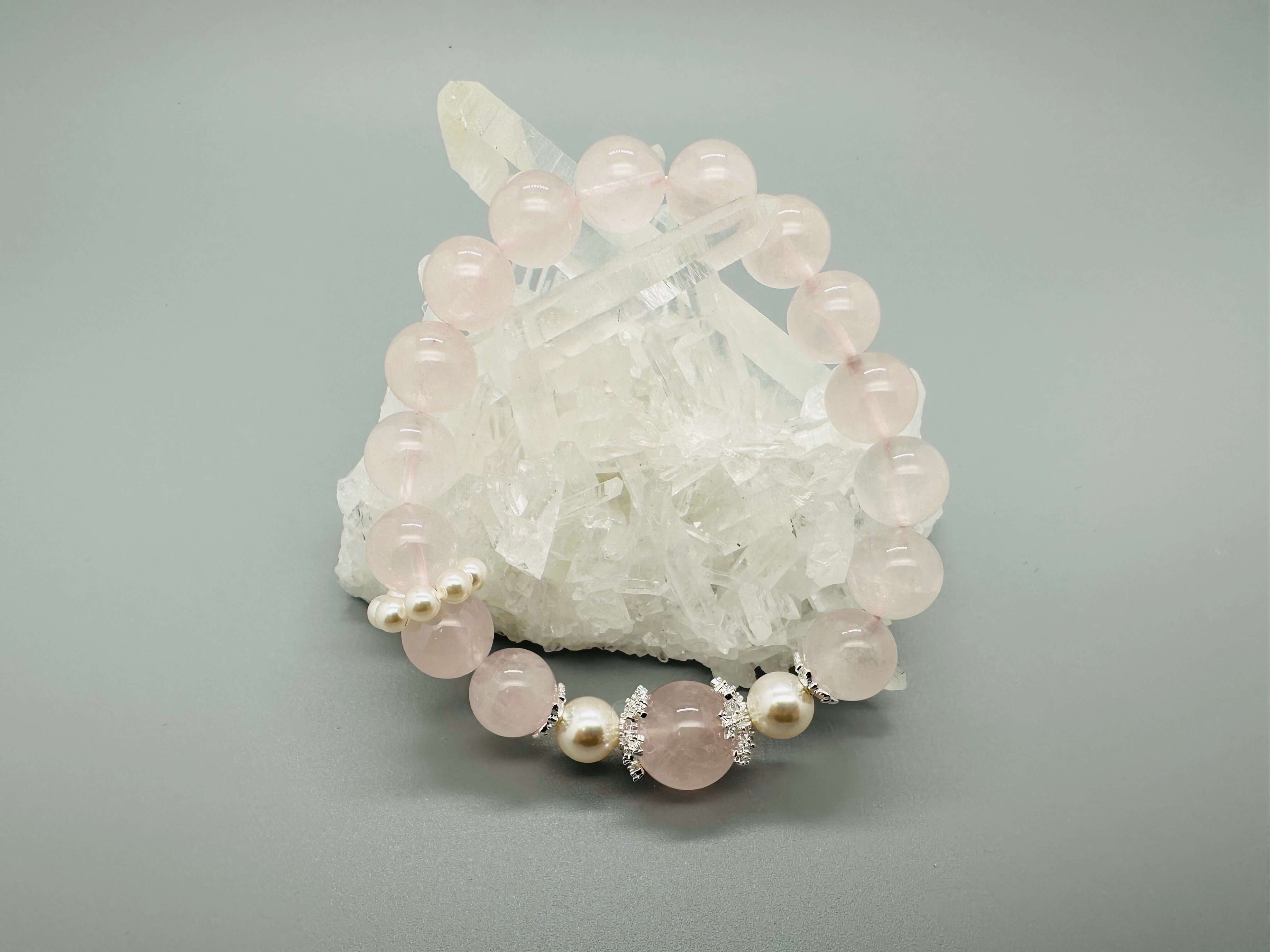 Armband aus Rosenquarz und Zuchtperlen – Zeitlose Liebe und Eleganz