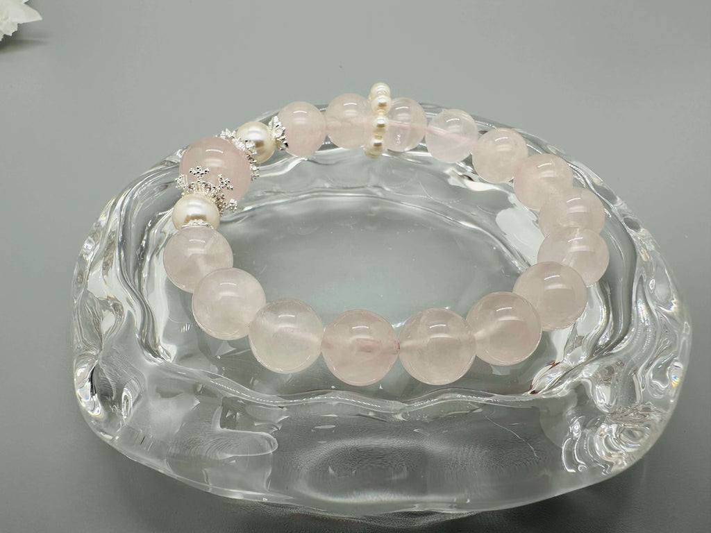 Armband aus Rosenquarz und Zuchtperlen – Zeitlose Liebe und Eleganz