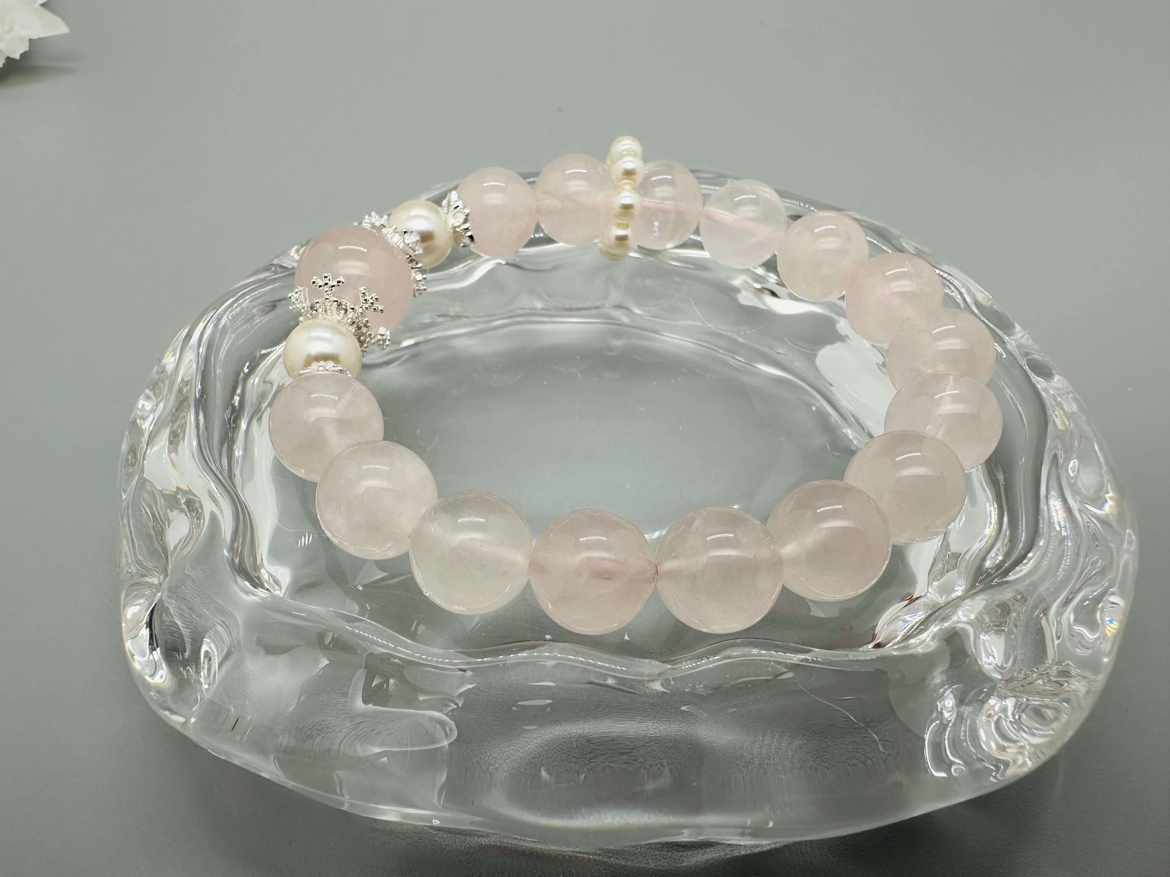 Armband aus Rosenquarz und Zuchtperlen – Zeitlose Liebe und Eleganz