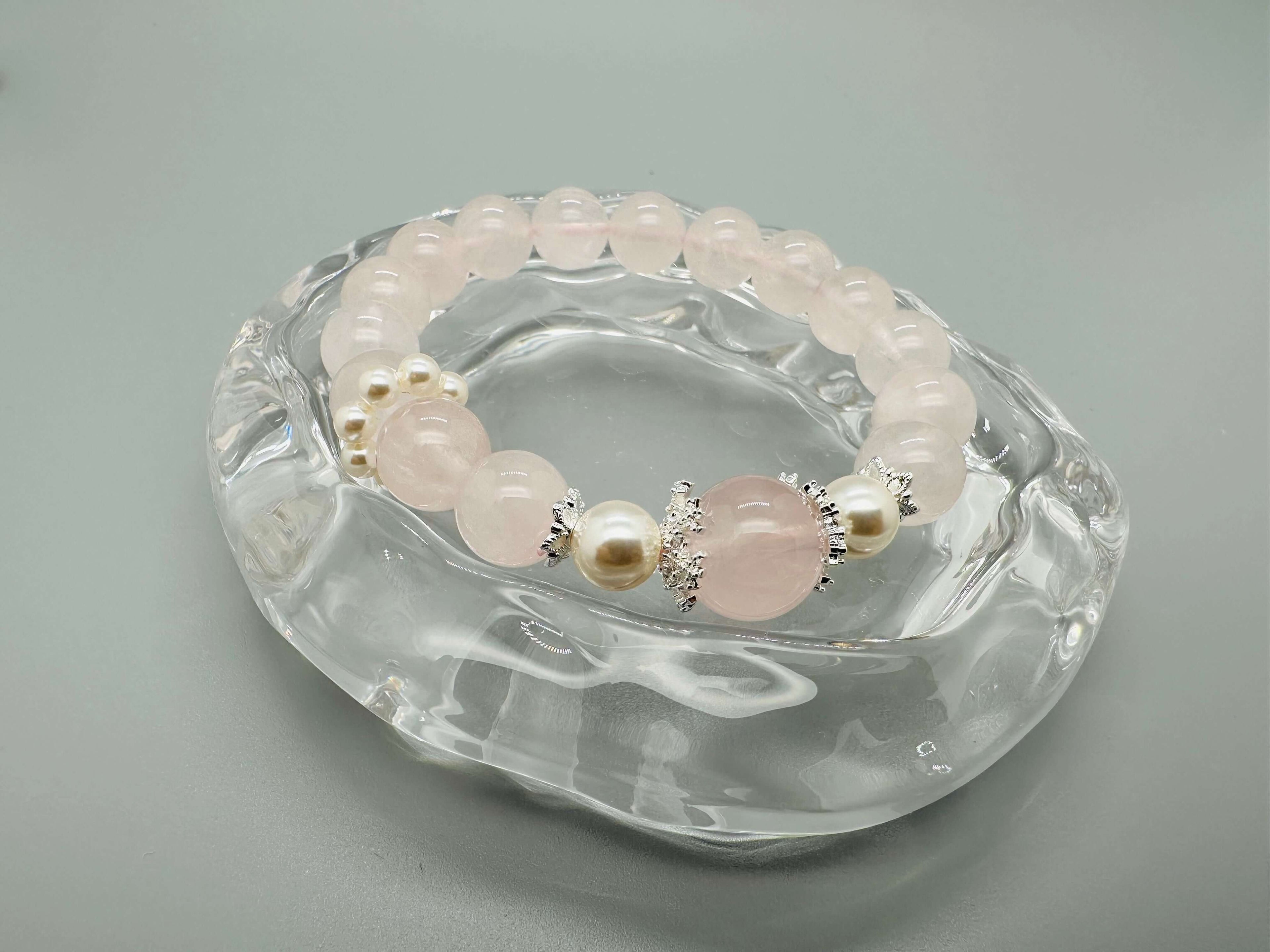 Armband aus Rosenquarz und Zuchtperlen – Zeitlose Liebe und Eleganz