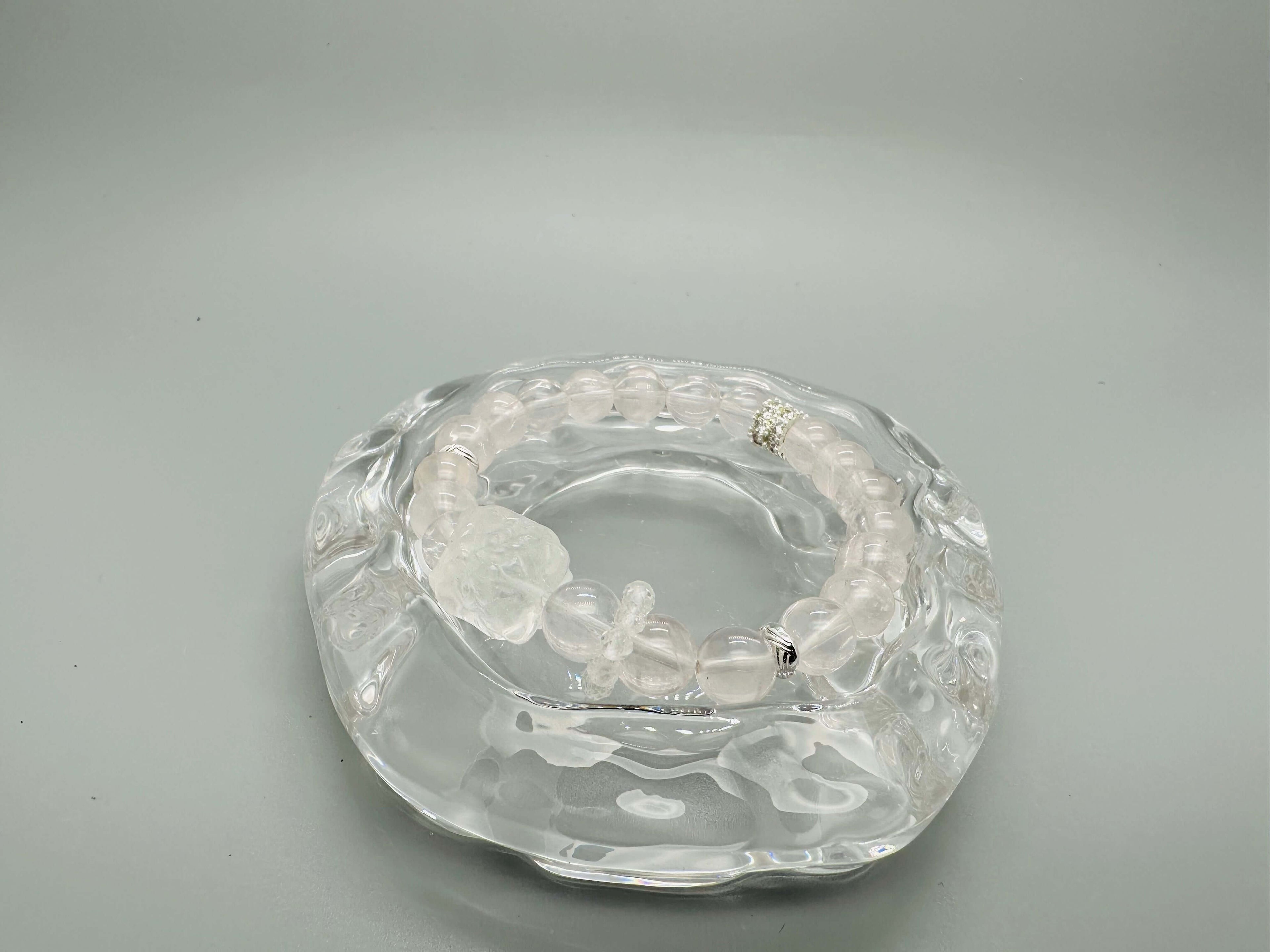 Armband aus hellem Rosenquarz und Löwe Charm – Sanfte Kraft und Mut