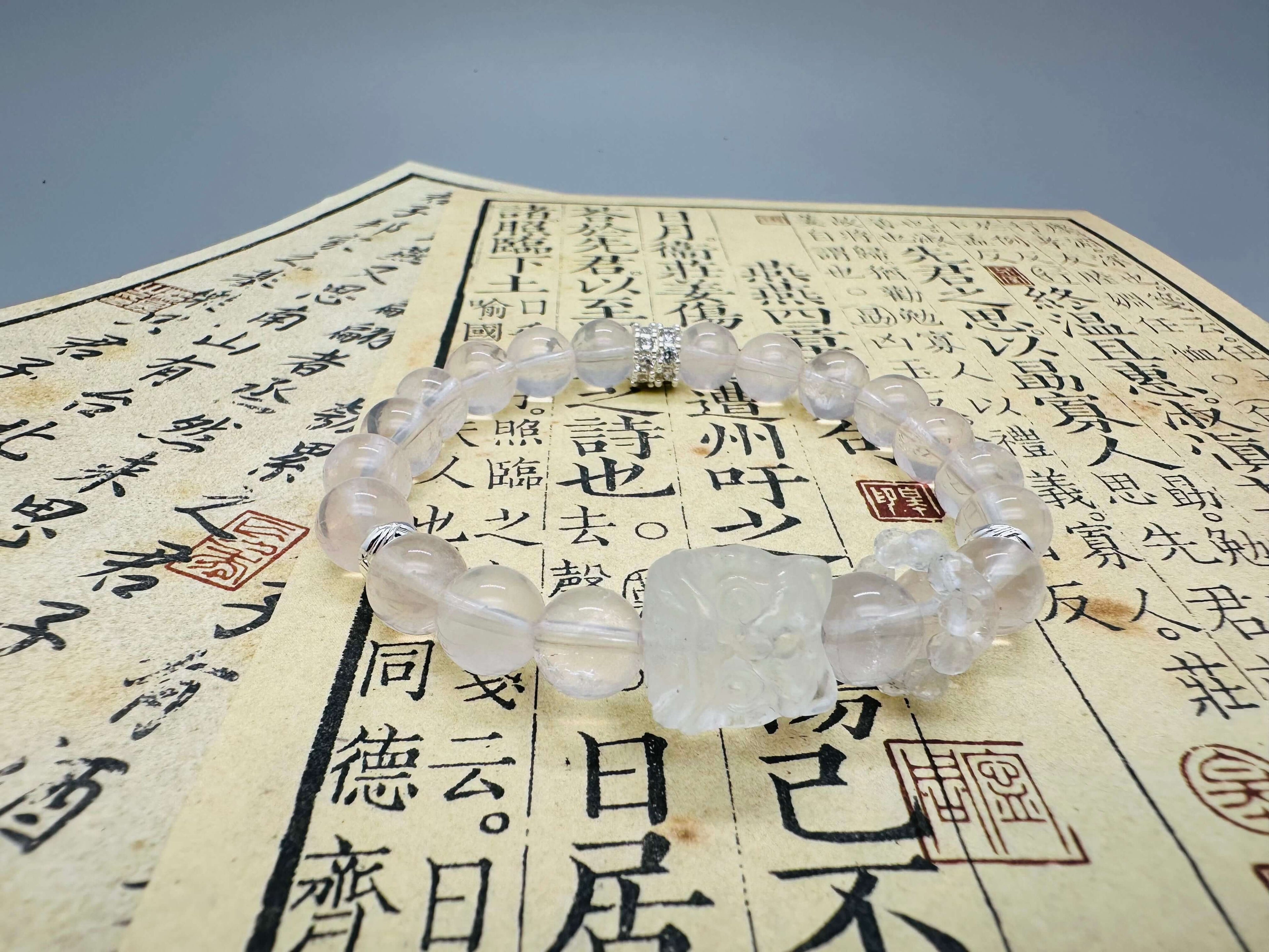 Armband aus hellem Rosenquarz und Löwe Charm – Sanfte Kraft und Mut