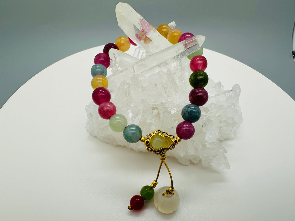 Armband aus farbenfrohem Turmalin mit vergoldetem Hulu-Anhänger – Harmonie & Schutz