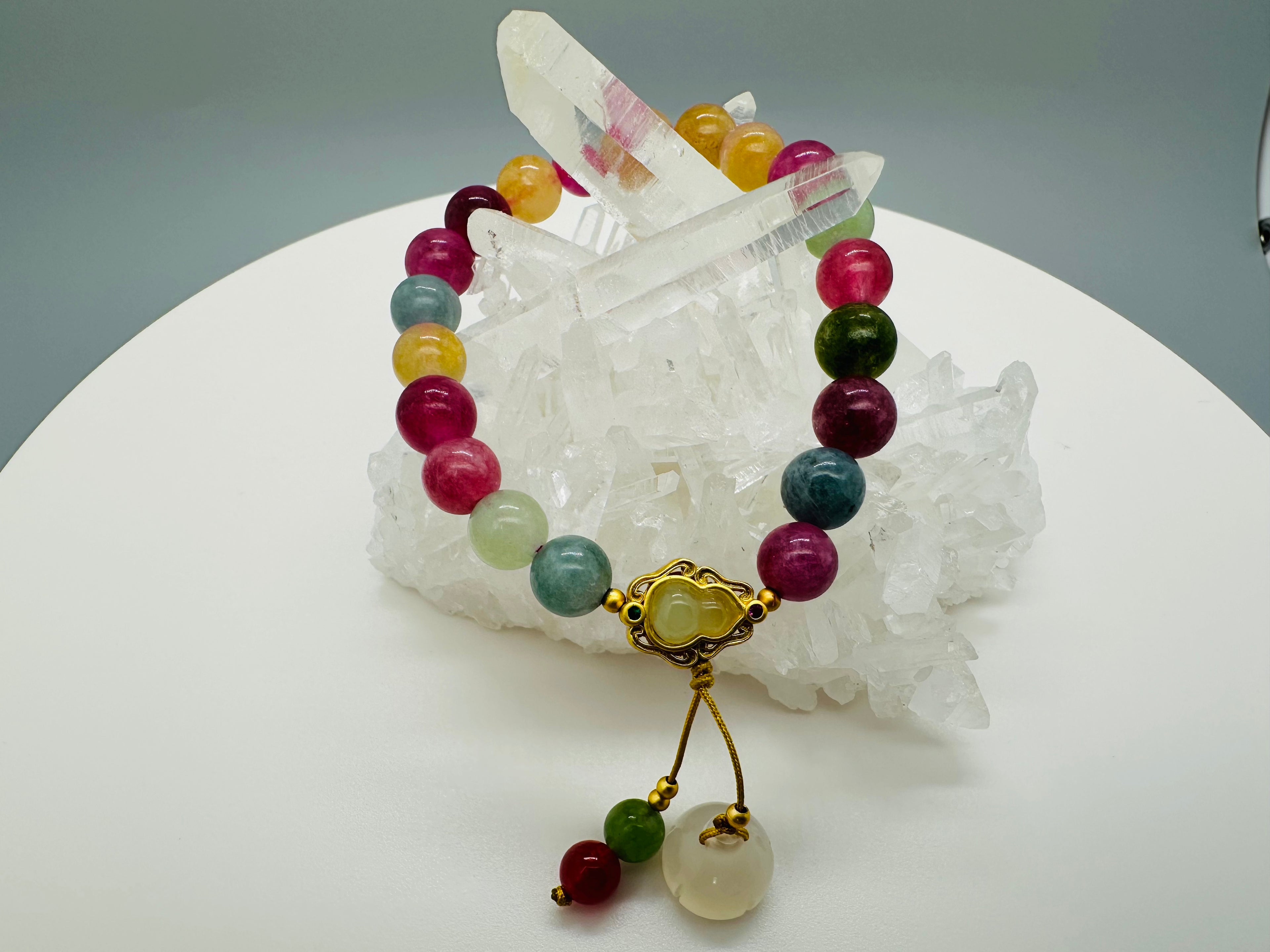 Armband aus farbenfrohem Turmalin mit vergoldetem Hulu-Anhänger – Harmonie & Schutz