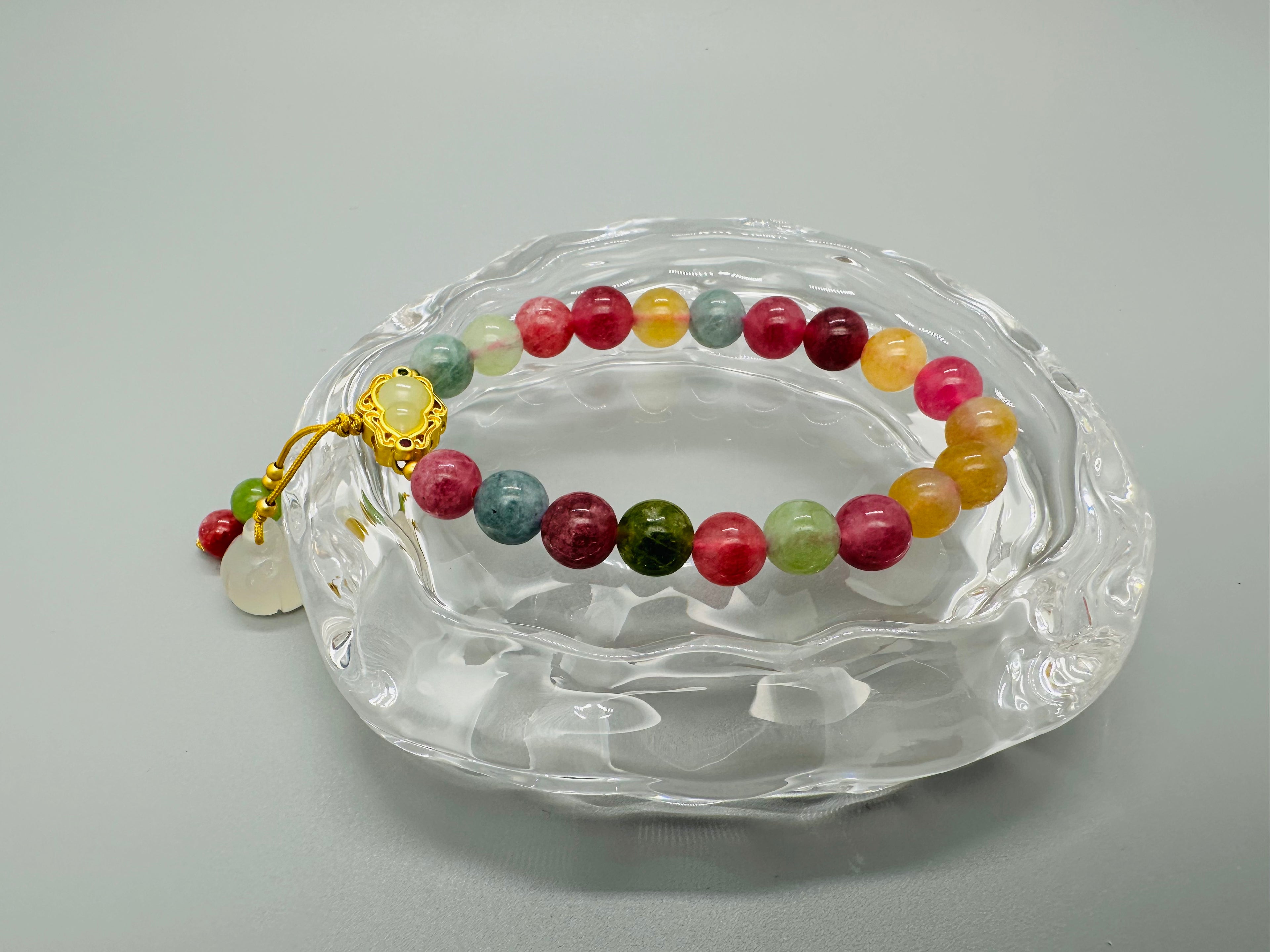 Armband aus farbenfrohem Turmalin mit vergoldetem Hulu-Anhänger – Harmonie & Schutz