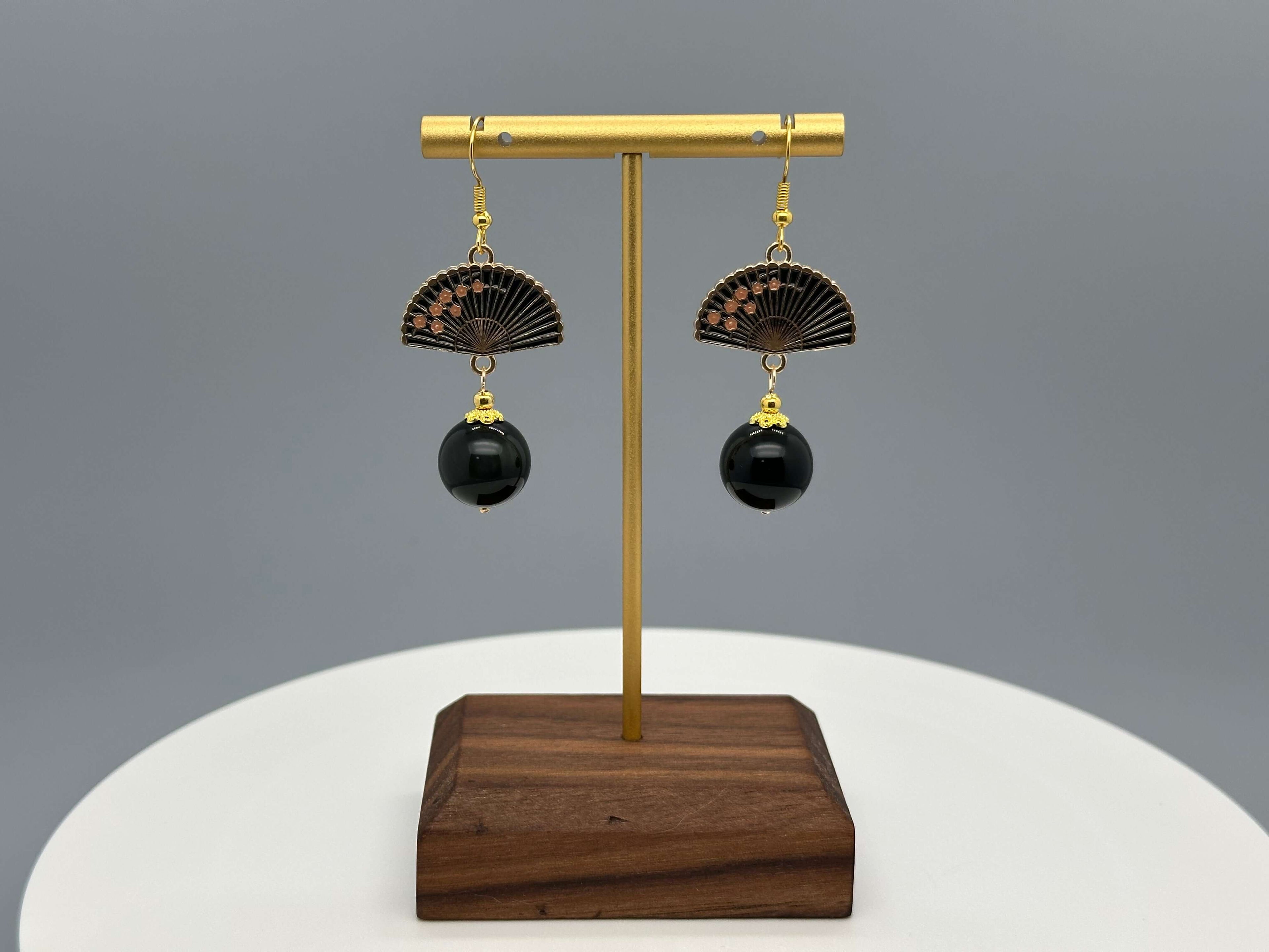 Elegante Ohrringe mit Obsidian und Fächer-Design