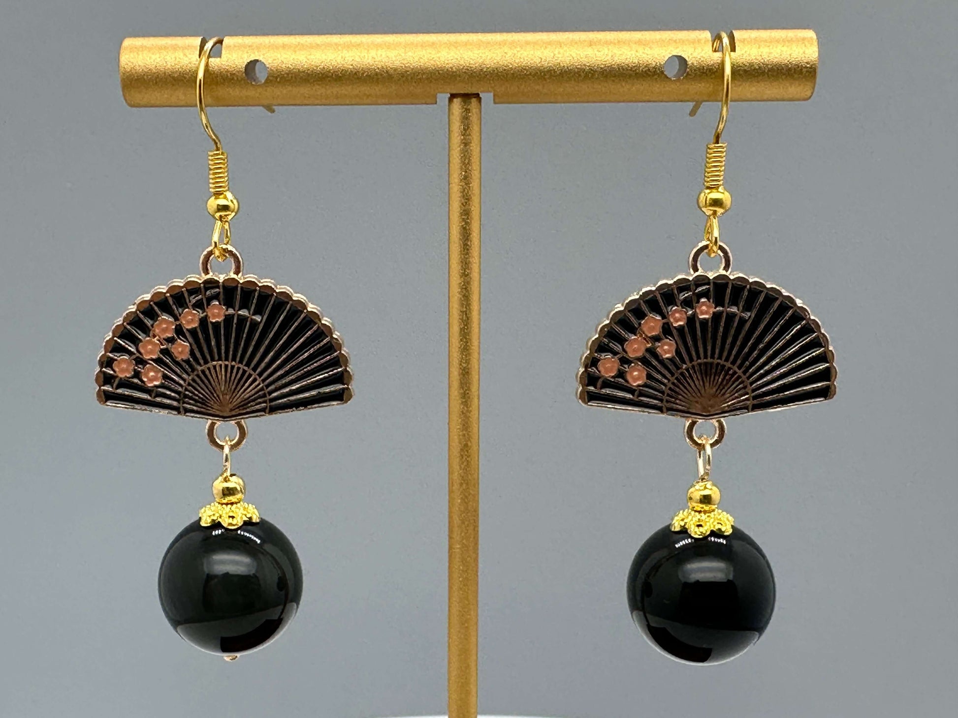 Elegante Ohrringe mit Obsidian und Fächer-Design