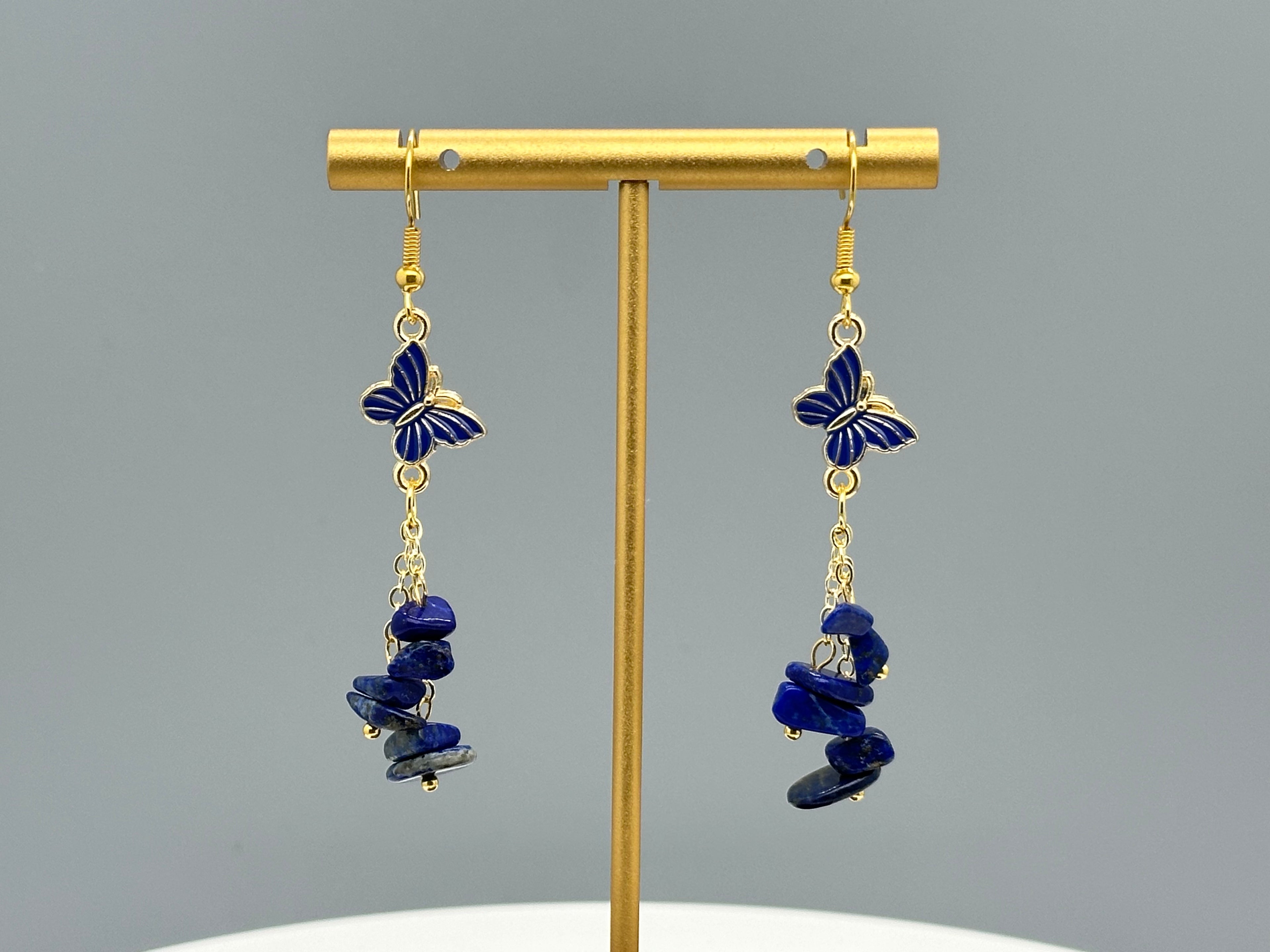 Lapis Lazuli Schmetterling Ohrringe – Goldfarbene Kristall-Ohrringe mit Heilstein-Elementen