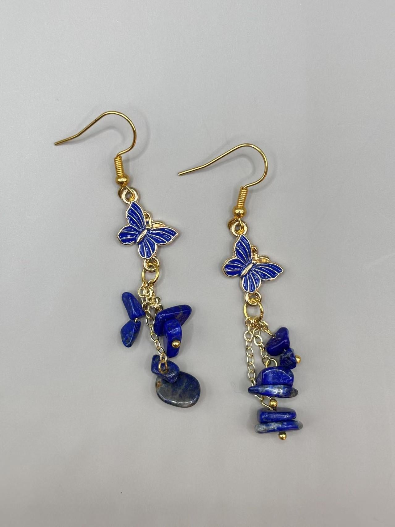 Lapis Lazuli Schmetterling Ohrringe – Goldfarbene Kristall-Ohrringe mit Heilstein-Elementen