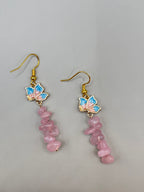 Rosenquarz Ohrringe mit Lotusblume – Liebe, Heilung & inneres Wachstum