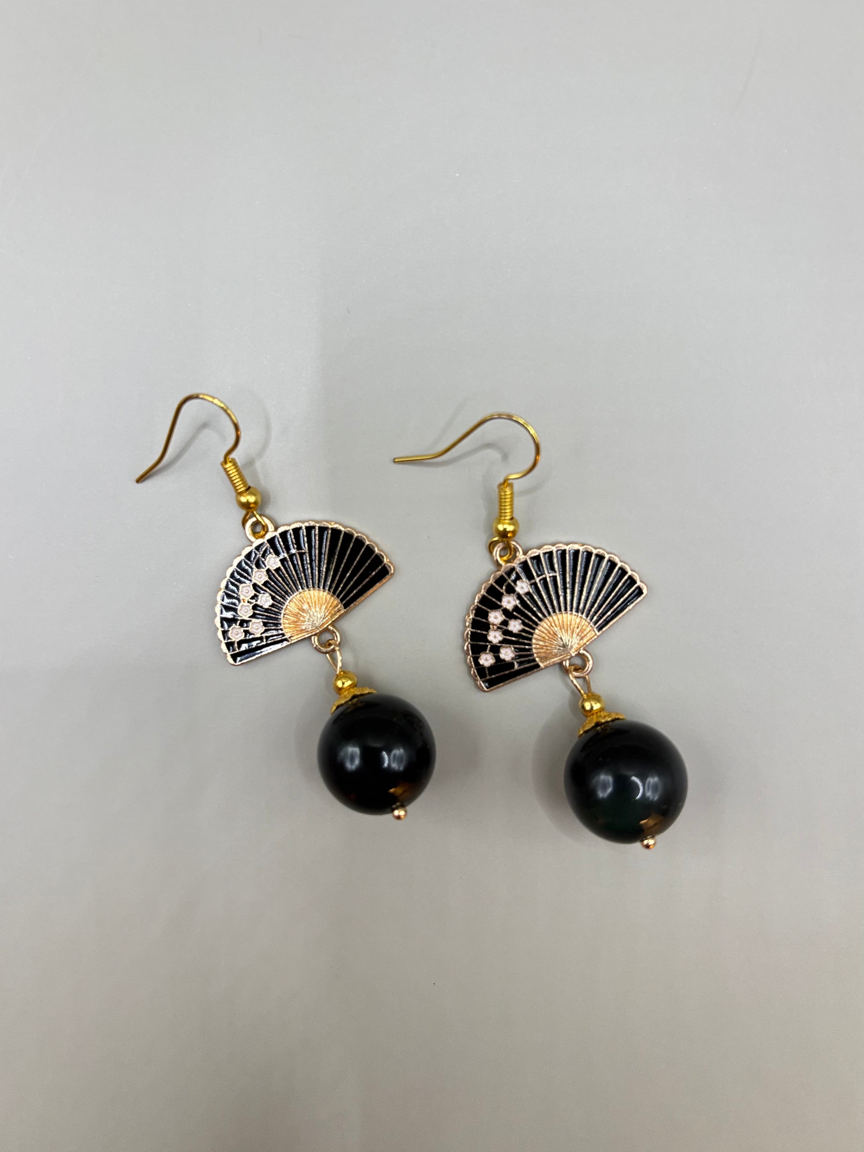 Elegante Ohrringe mit Obsidian und Fächer-Design