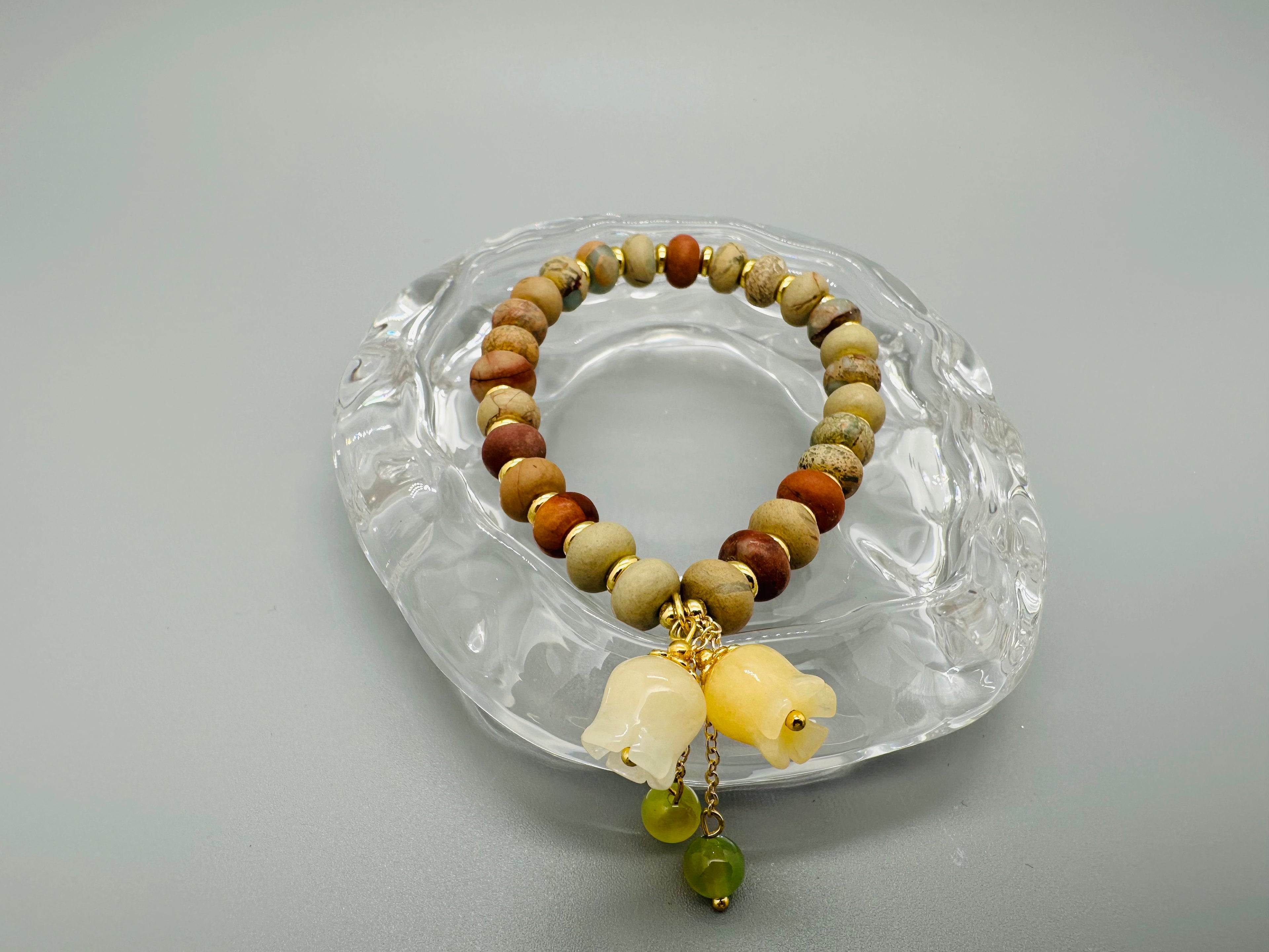 Handgemachtes spirituelles Armband aus Shoushan-Stein mit Charms – unterstützt Erdung, Schutz & innere Balance. Perfekt für Meditation, Achtsamkeit & als bedeutungsvolles Geschenk.