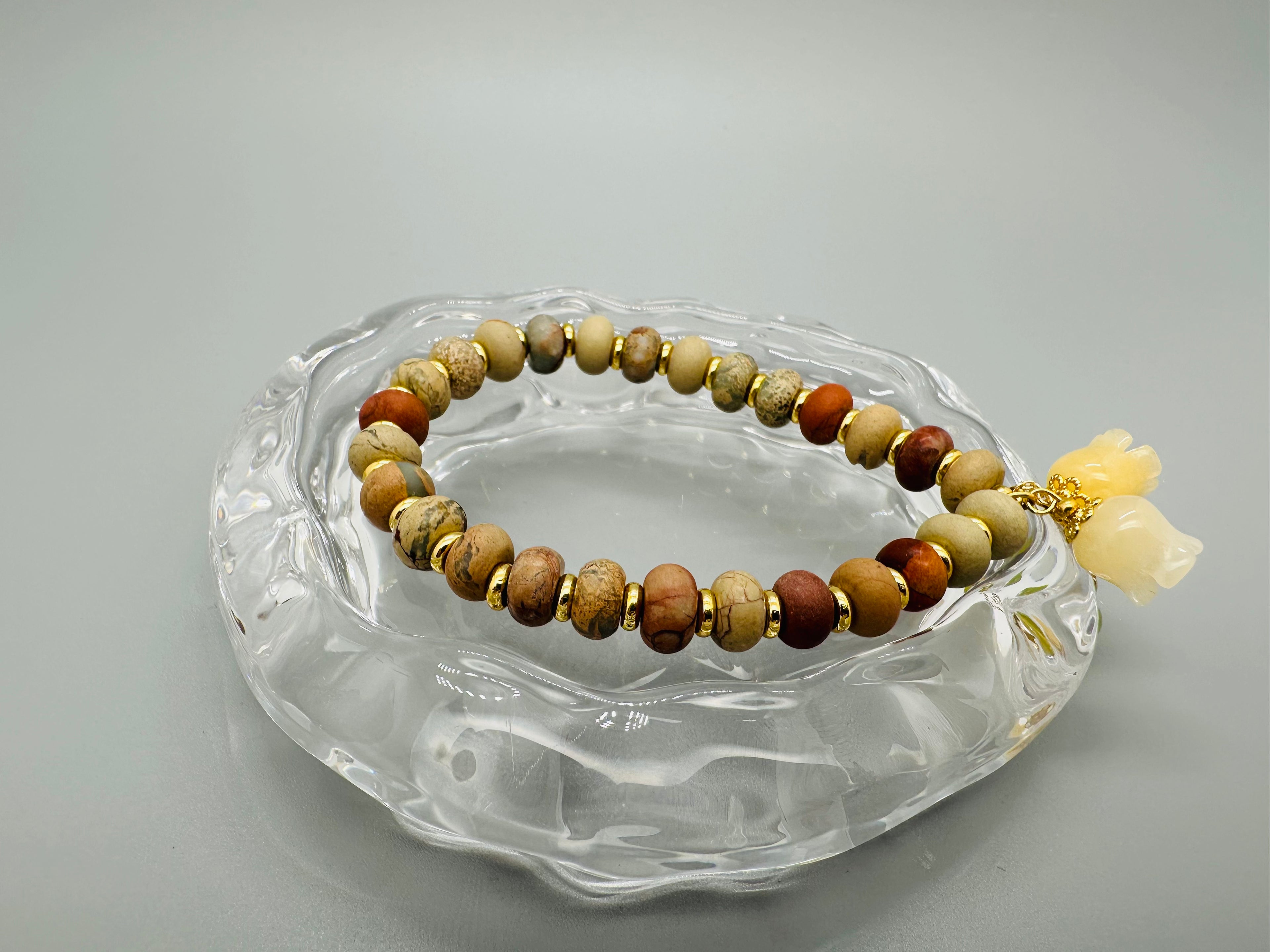 Handgemachtes spirituelles Armband aus Shoushan-Stein mit Charms – unterstützt Erdung, Schutz & innere Balance. Perfekt für Meditation, Achtsamkeit & als bedeutungsvolles Geschenk.