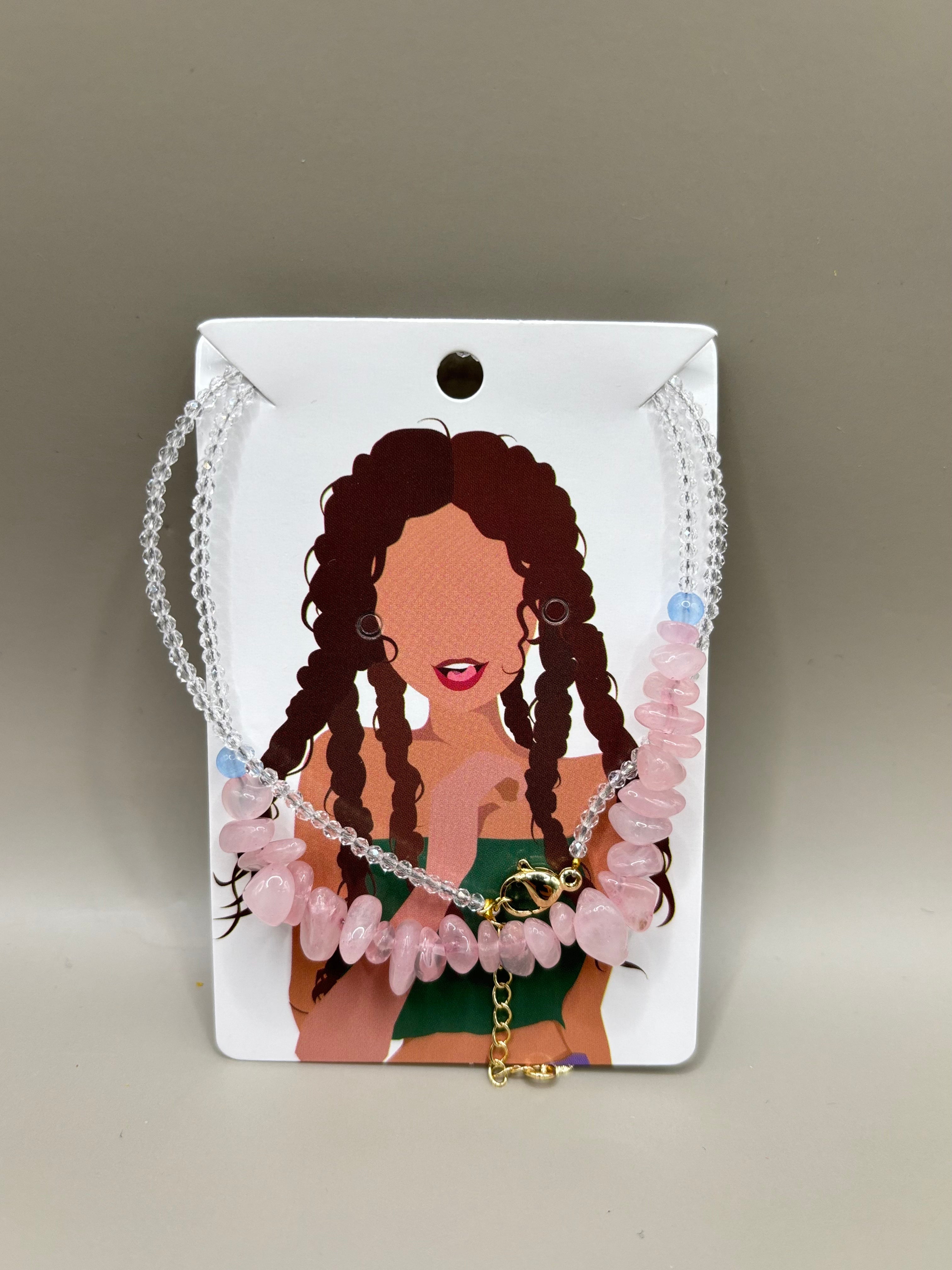 Zarte Kristallkette mit Rosenquarz & Chalcedon – handgefertigter Schmuck für Herz & Seele