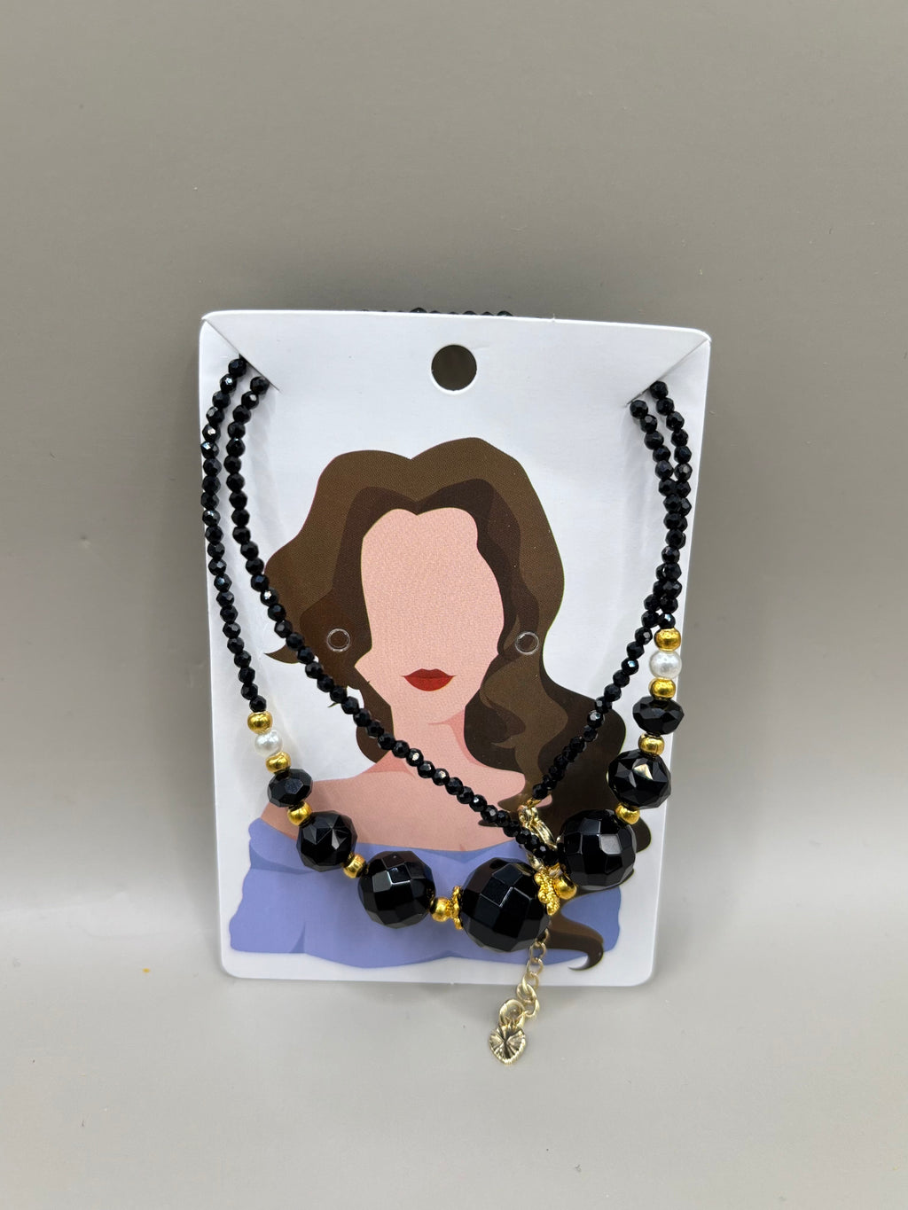 Elegante Obsidian-Halskette mit goldenen Akzenten