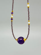 Mystische Eleganz – Amethyst Halskette mit goldenen Details