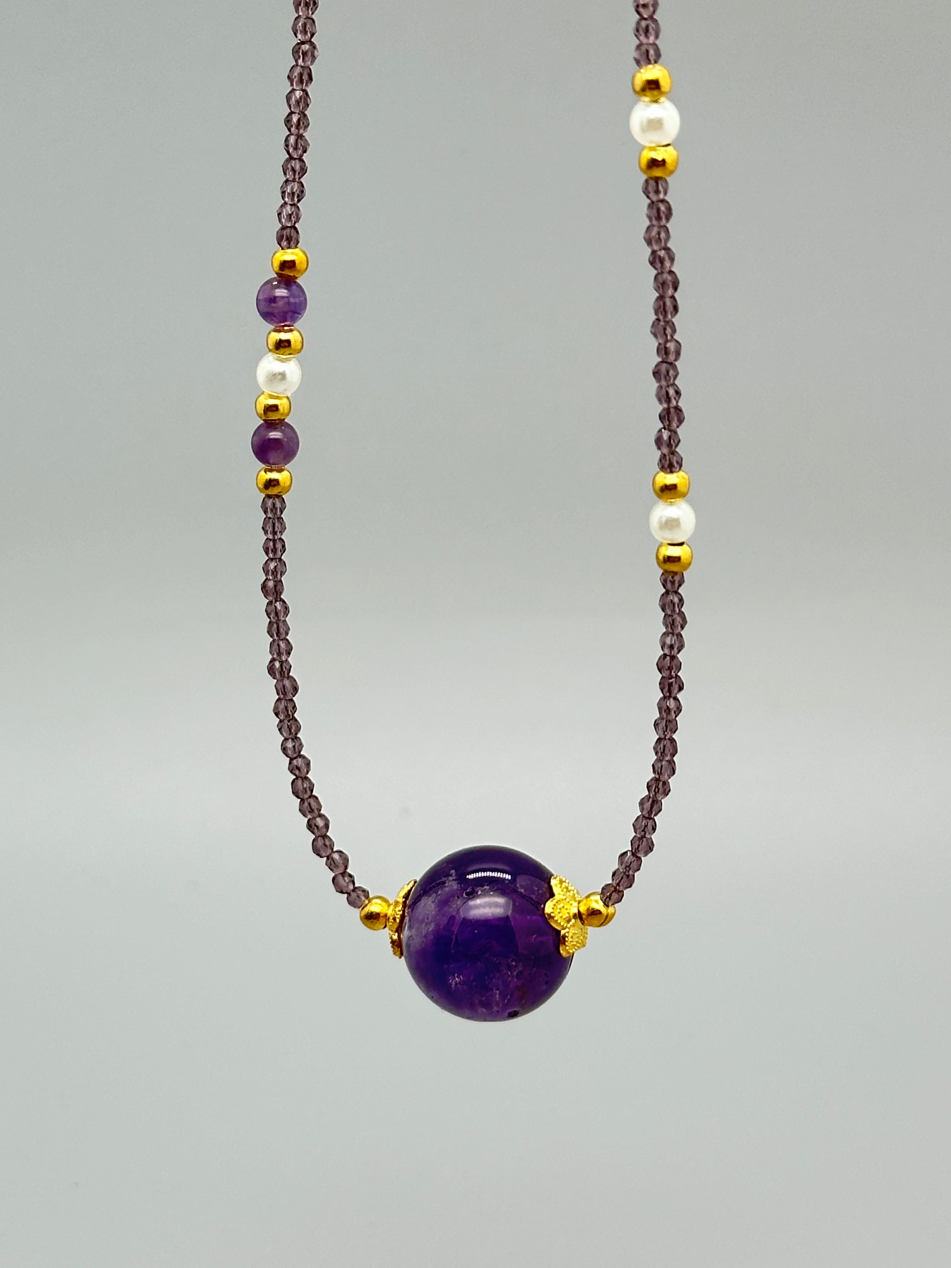 Mystische Eleganz – Amethyst Halskette mit goldenen Details