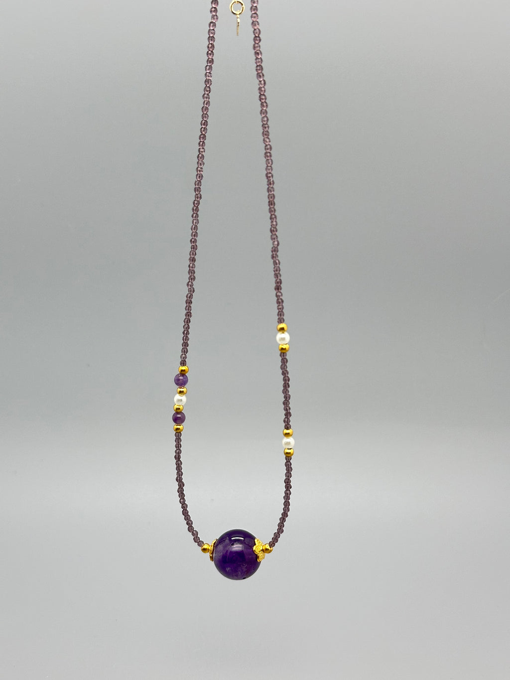 Mystische Eleganz – Amethyst Halskette mit goldenen Details