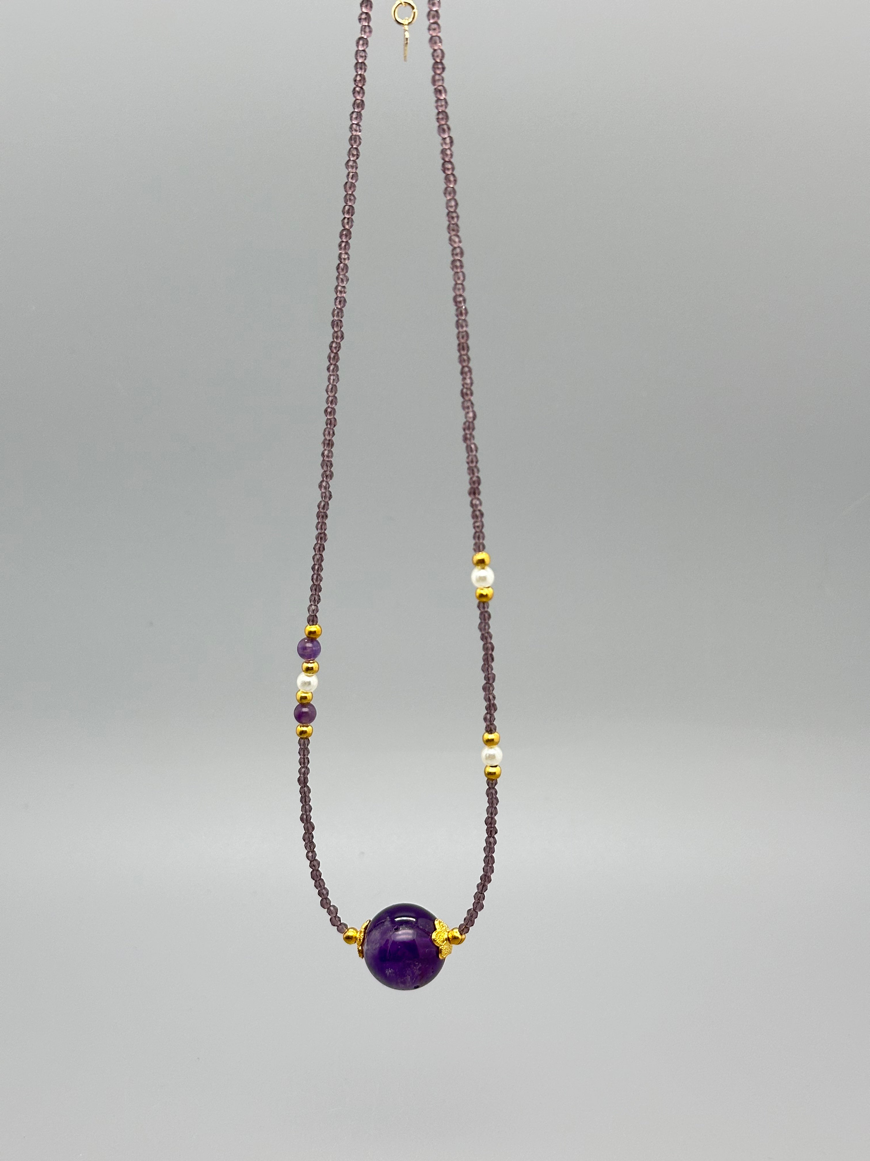 Mystische Eleganz – Amethyst Halskette mit goldenen Details