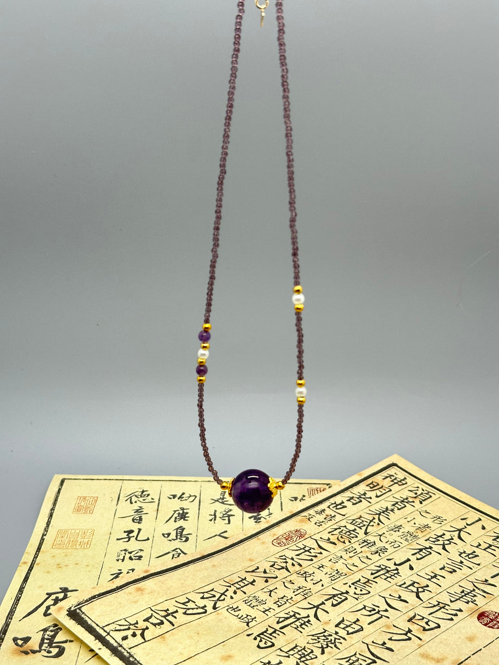 Mystische Eleganz – Amethyst Halskette mit goldenen Details