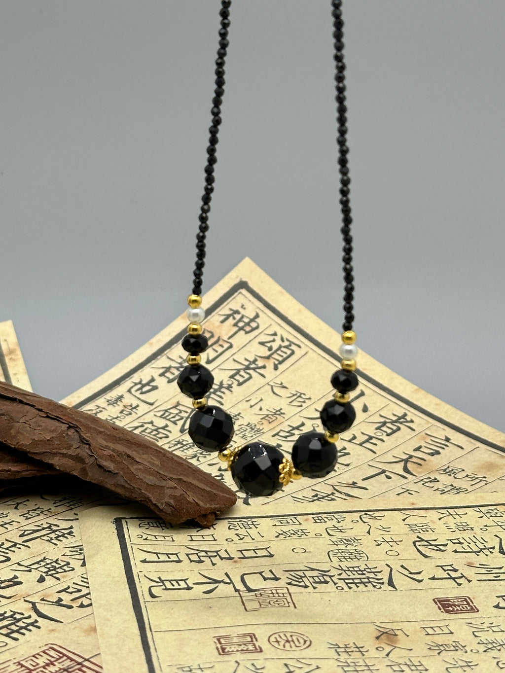 Elegante Obsidian-Halskette mit goldenen Akzenten