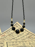 Elegante Obsidian-Halskette mit goldenen Akzenten