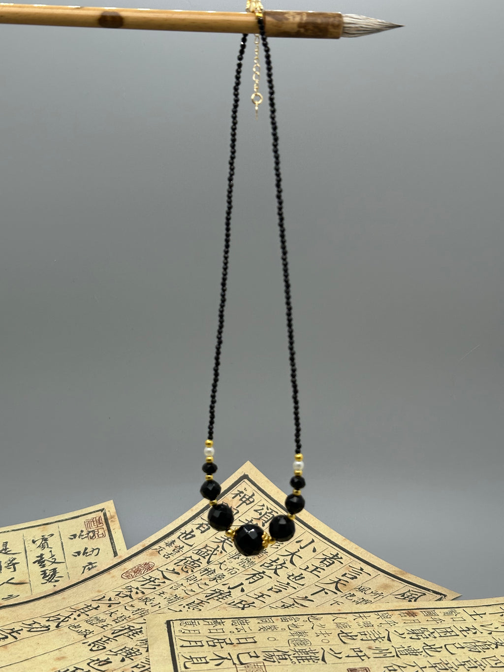 Elegante Obsidian-Halskette mit goldenen Akzenten