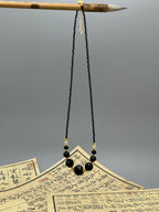 Elegante Obsidian-Halskette mit goldenen Akzenten