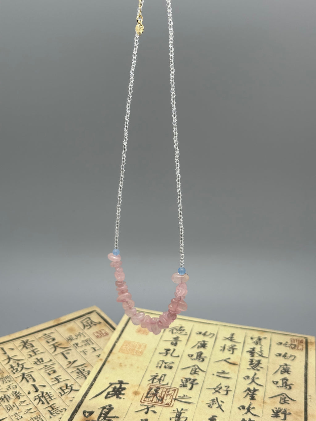 Zarte Kristallkette mit Rosenquarz & Chalcedon – handgefertigter Schmuck für Herz & Seele