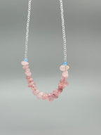 Zarte Kristallkette mit Rosenquarz & Chalcedon – handgefertigter Schmuck für Herz & Seele