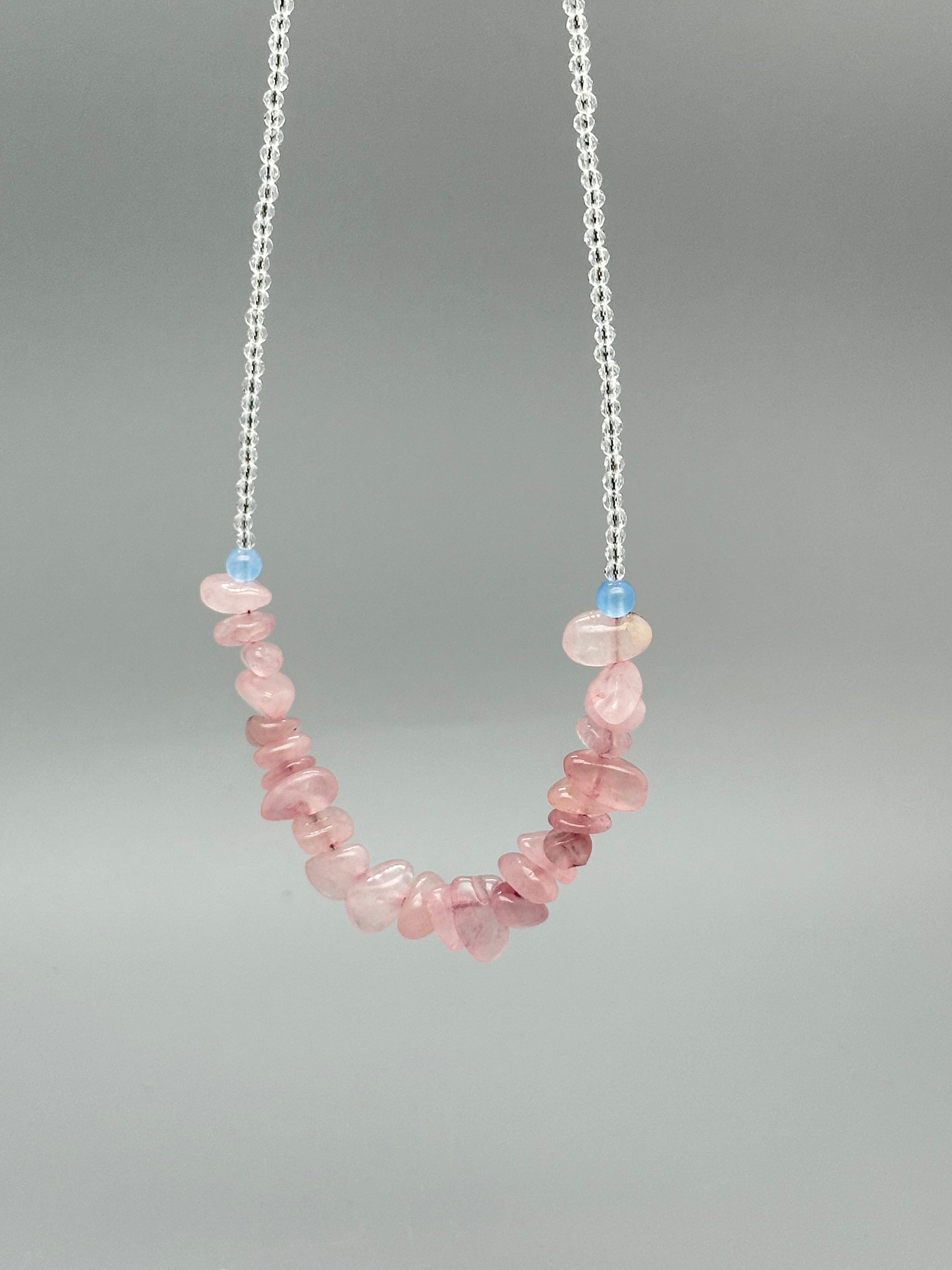 Zarte Kristallkette mit Rosenquarz & Chalcedon – handgefertigter Schmuck für Herz & Seele