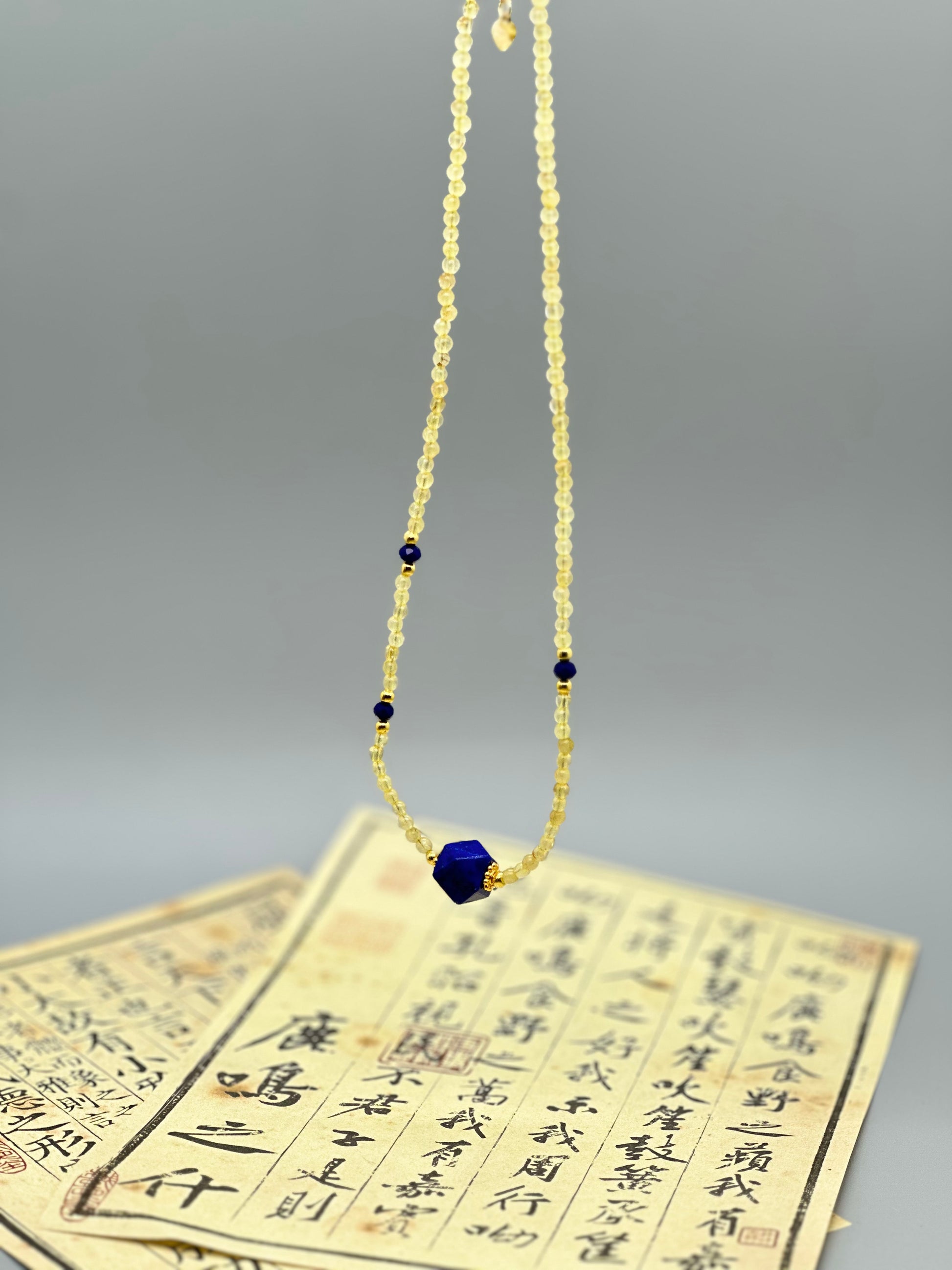 Halskette mit Lapis Lazuli & Citrin – Handgefertigter Kristallschmuck