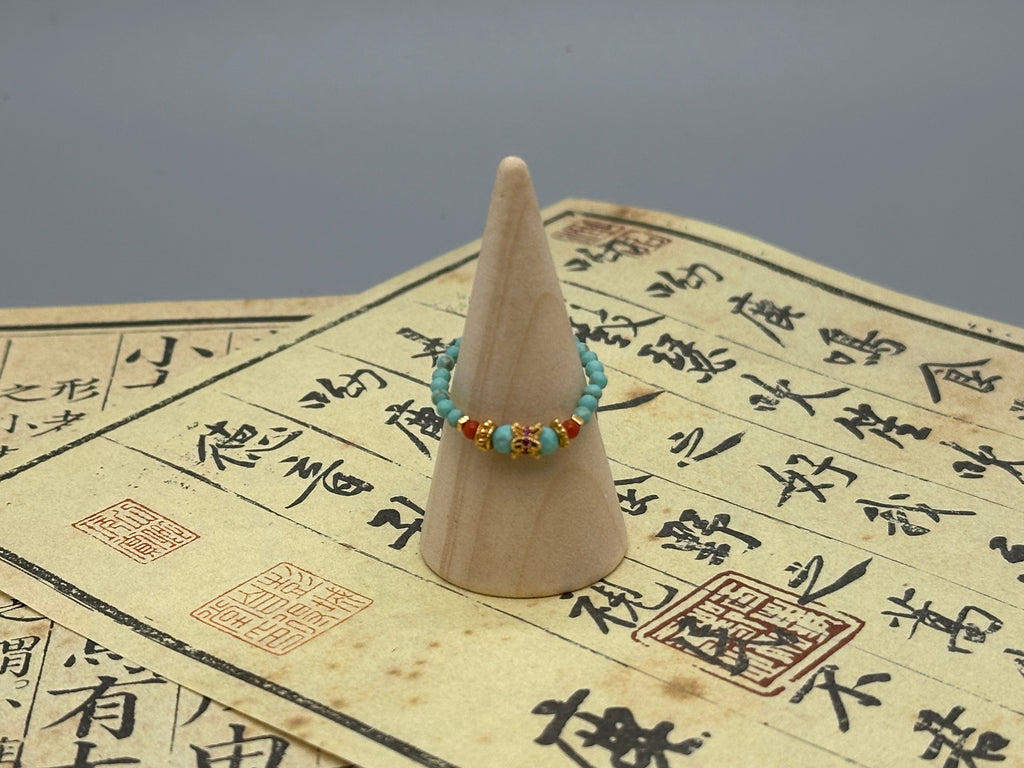 Schutz & Balance – Ring aus echtem Türkis mit goldfarbenen Details