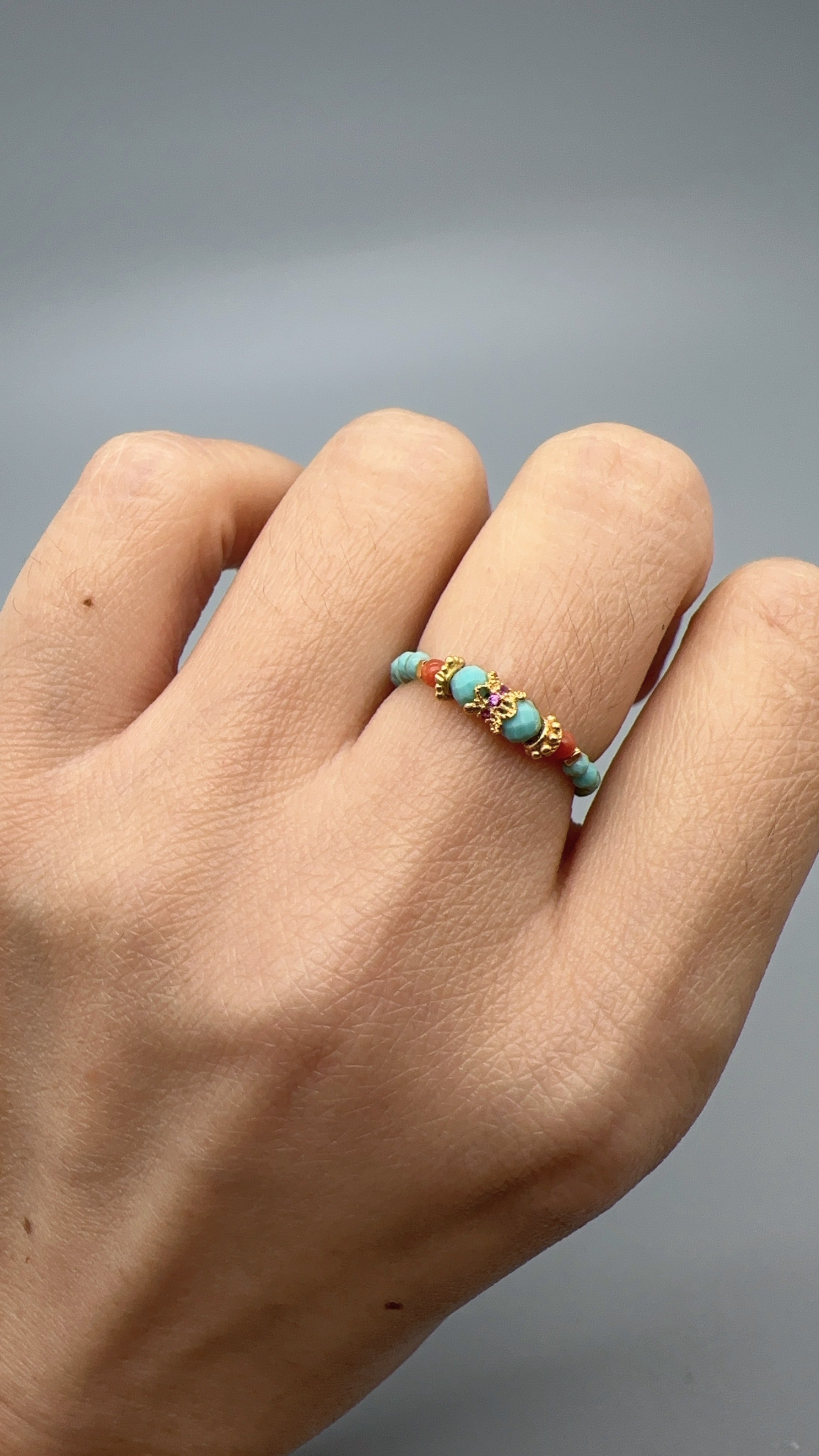 Schutz & Balance – Ring aus echtem Türkis mit goldfarbenen Details