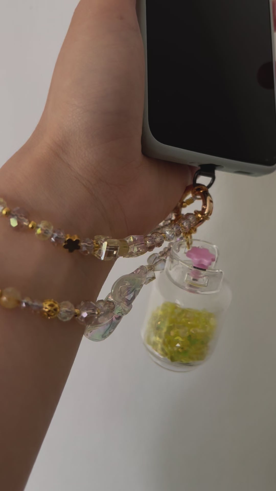 Der gelbe Gasflaschen-Handy Charm aus hochwertigem Citrin